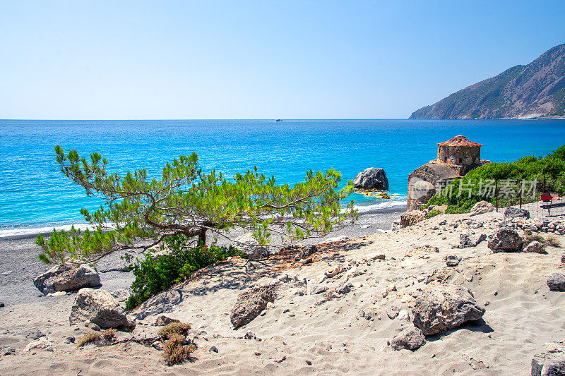 Agios Pavlos海滩和圣保罗教堂，一个非常古老的拜占庭教堂，建在Selouda，一个令人难以置信的海滩，在Opiso Egiali地区，希腊克里特岛，查尼亚。